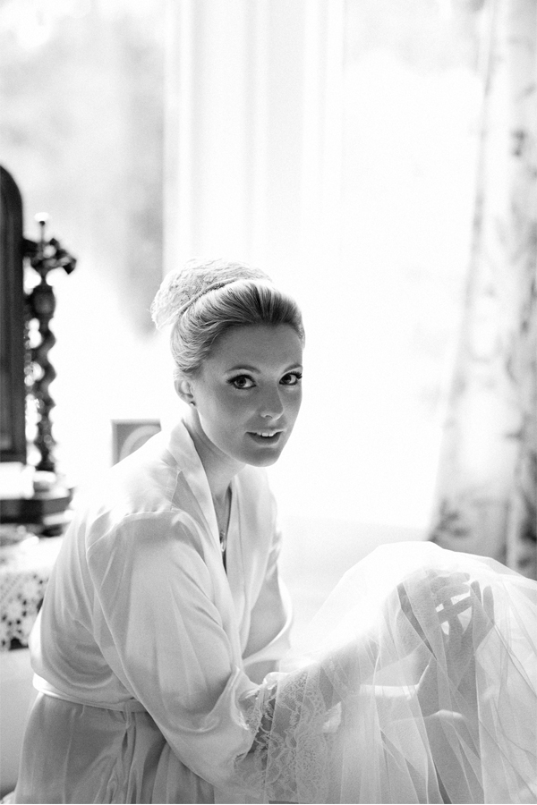 wedding photographer glasgow bride holding her veil during preparations