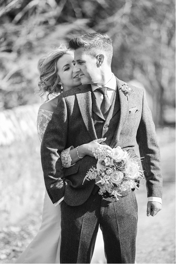 bride and groom embraced fotogenic of scotland