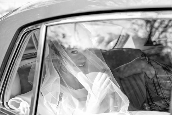 bride in the car under veil fotogenic of scotland