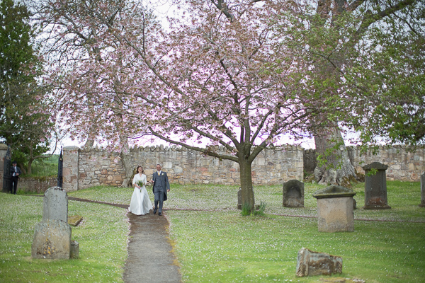 father walking down bride to teh church fotogenic of scotland