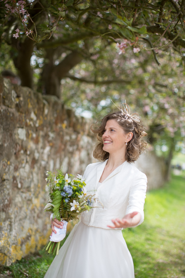 bride inviting guests fotogenic of scotland