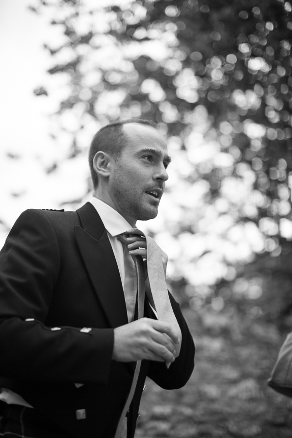 groom fixing his tie fotogenic of scotland