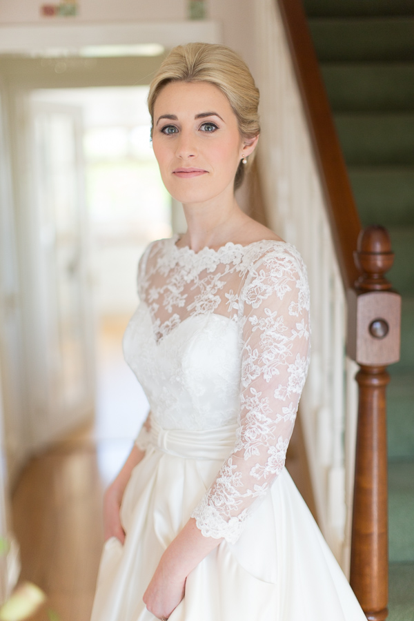 bride smiling holding her dress fotogenic of scotland