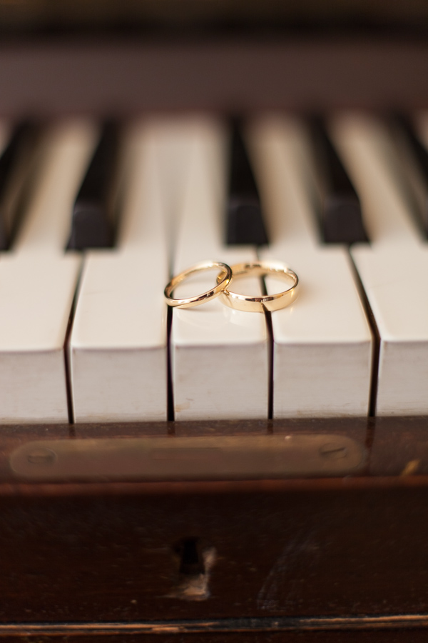 weddings rings on a piano fotogenic of scotland