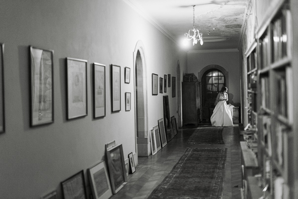 bride inside arkinglas corridors