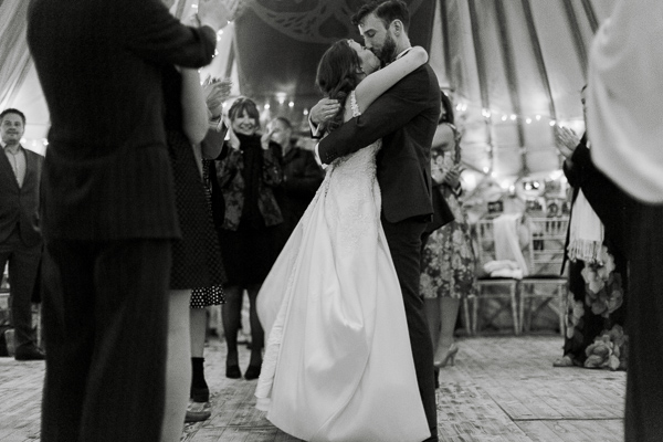 bride and groom kissing during dancing fotogenic of scotland