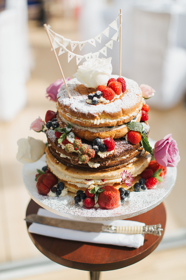 wedding cake with fruits fotogenic