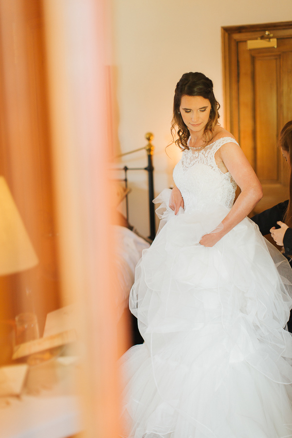 bride during preparations fotogenic of scotland