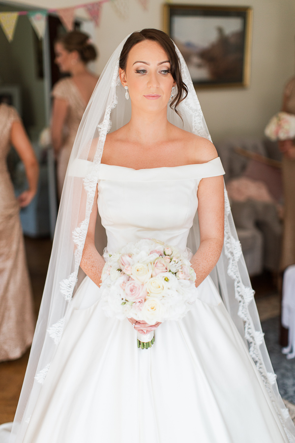 bride ready to leave her house bearsden glasgow