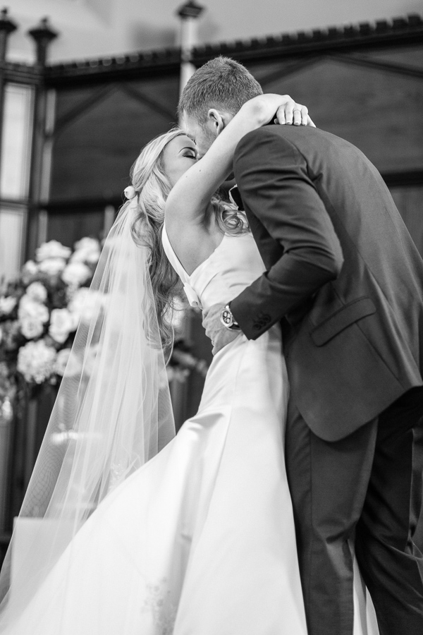 first kiss of the scottish couple in the church in hamilton 