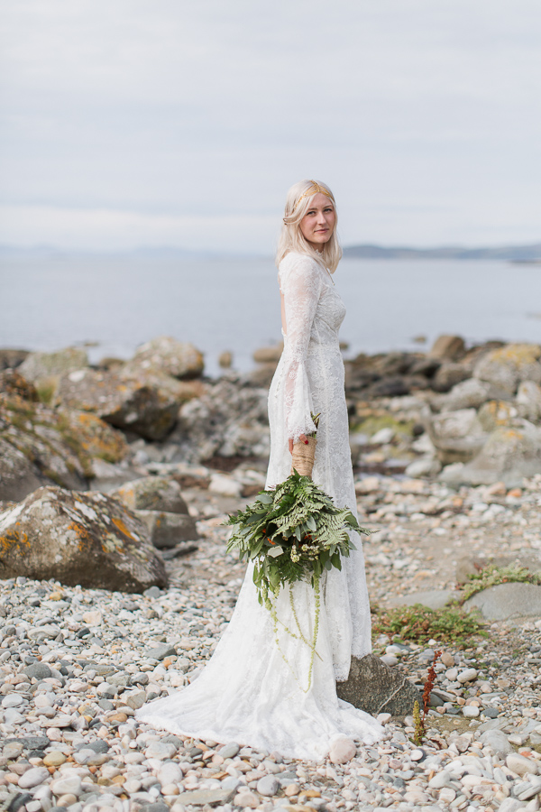 cool bride on a rocky beach in scotland fotogenic of scotland