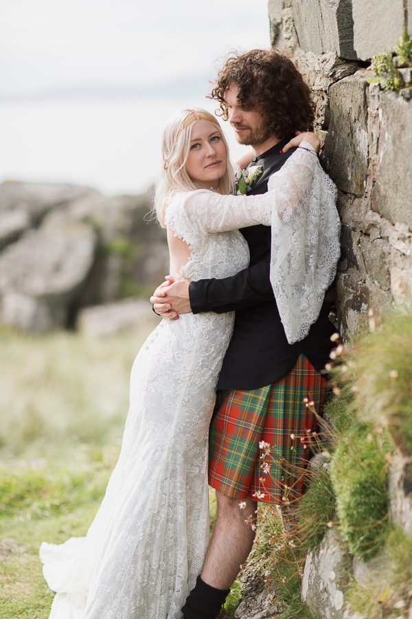 bride and groom embraced wedding photos crear