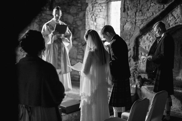 isle of harris wedding photos bridal party praying at the church 