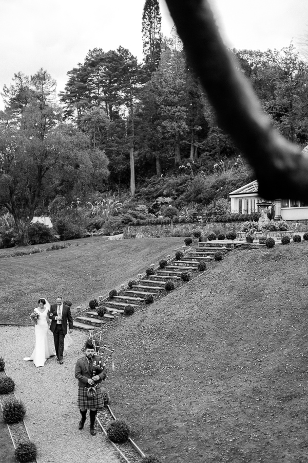 piper is leading the way for the wedding ceremony at the lodge on loch goil fotogenic of scotland