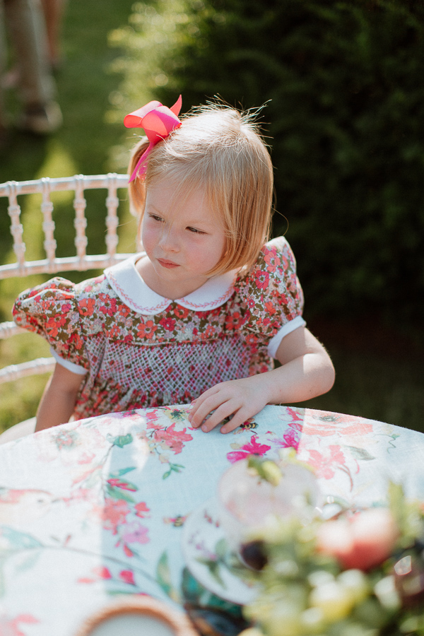 flower gilr to be at a table