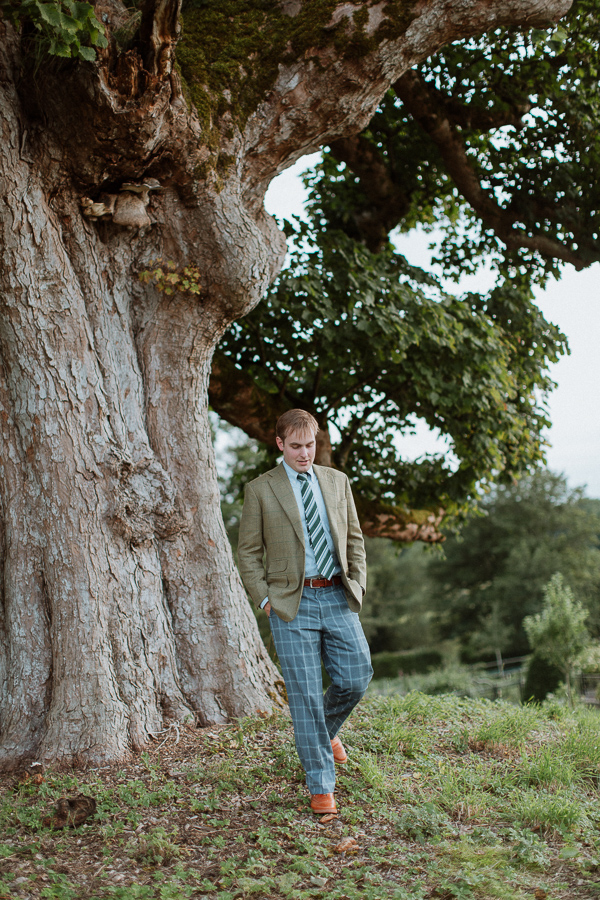 groom walkning in cassual clothes a day before his wedding