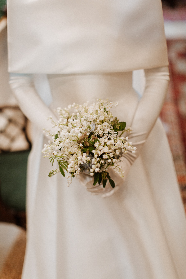 elegenat bride with simple flowers