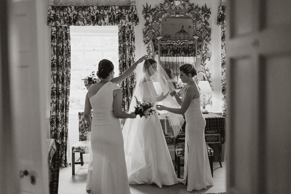 bride putting her veil down